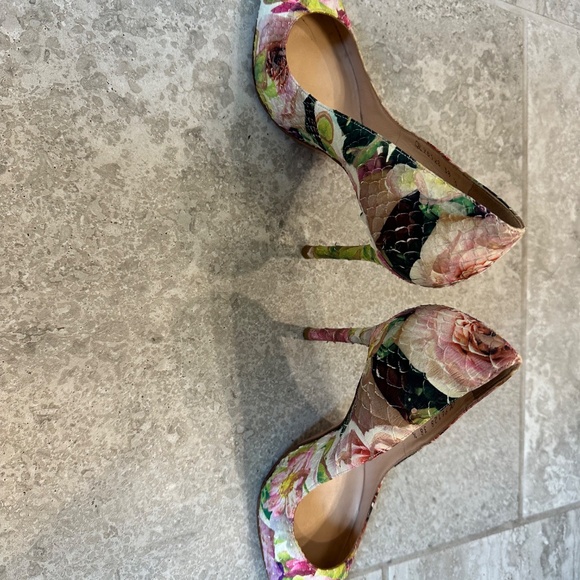 Floral Stuart Weitzman Pumps - size 8 - Picture 2 of 3